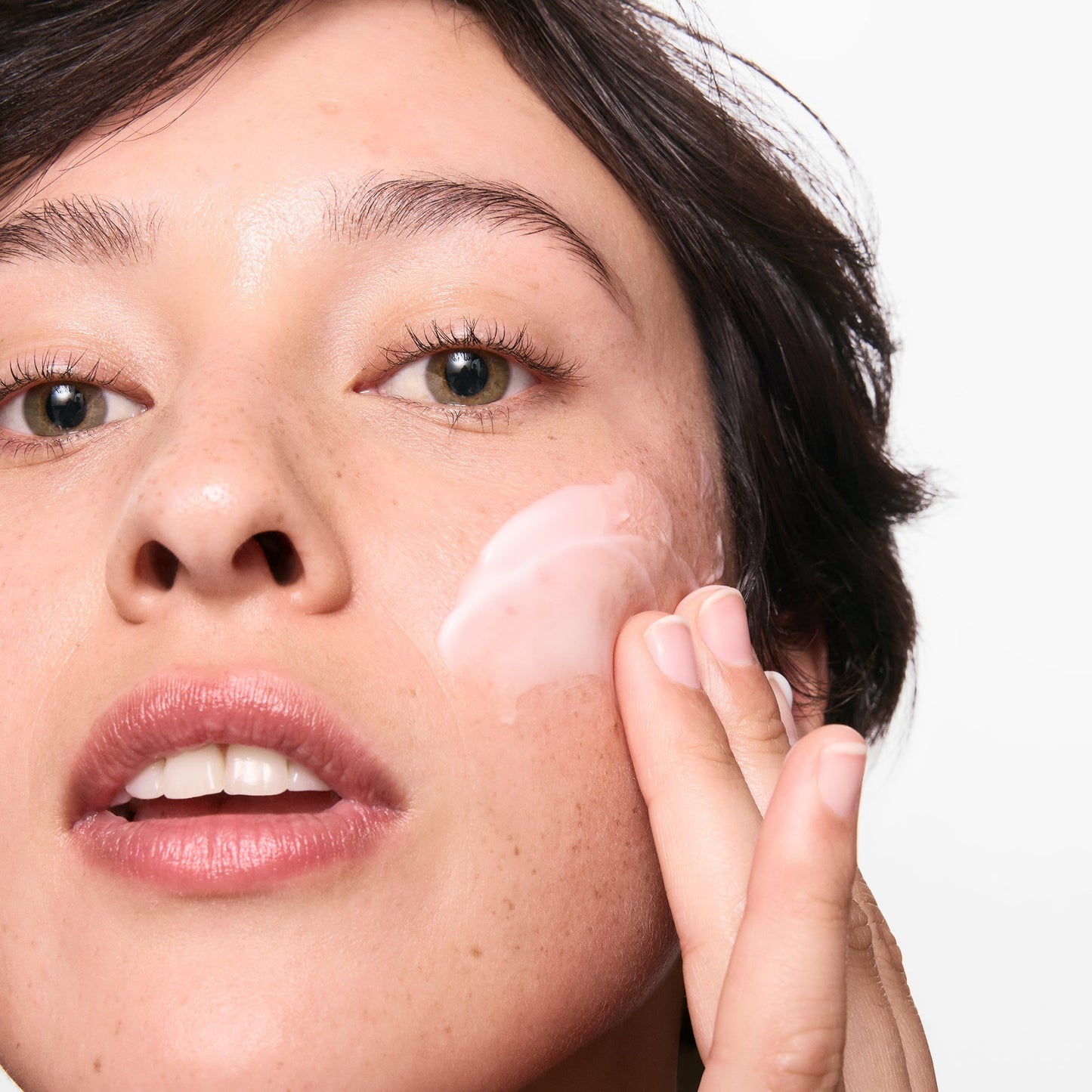 hydrating-cleanser-and-oil-free-moisturizer-duo-j1 01_LYDIA_12_APPLICATION_OMEGA_SUPERSIZE_036_1_8483aad9-c9a3-46f0-b735-539c739306ac.jpg