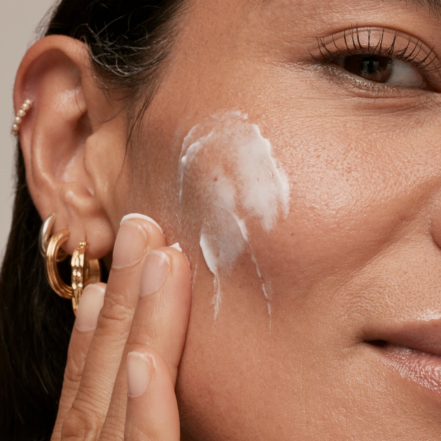 simple-skincare-cleanser-and-ceramide-moisturizer-duo-f8 INKEY_DTC_Bio-ActiveCeramide_Ppage_Model_02_dd0fc443-e441-4e82-ac65-ebe93c1b6365_1.jpg
