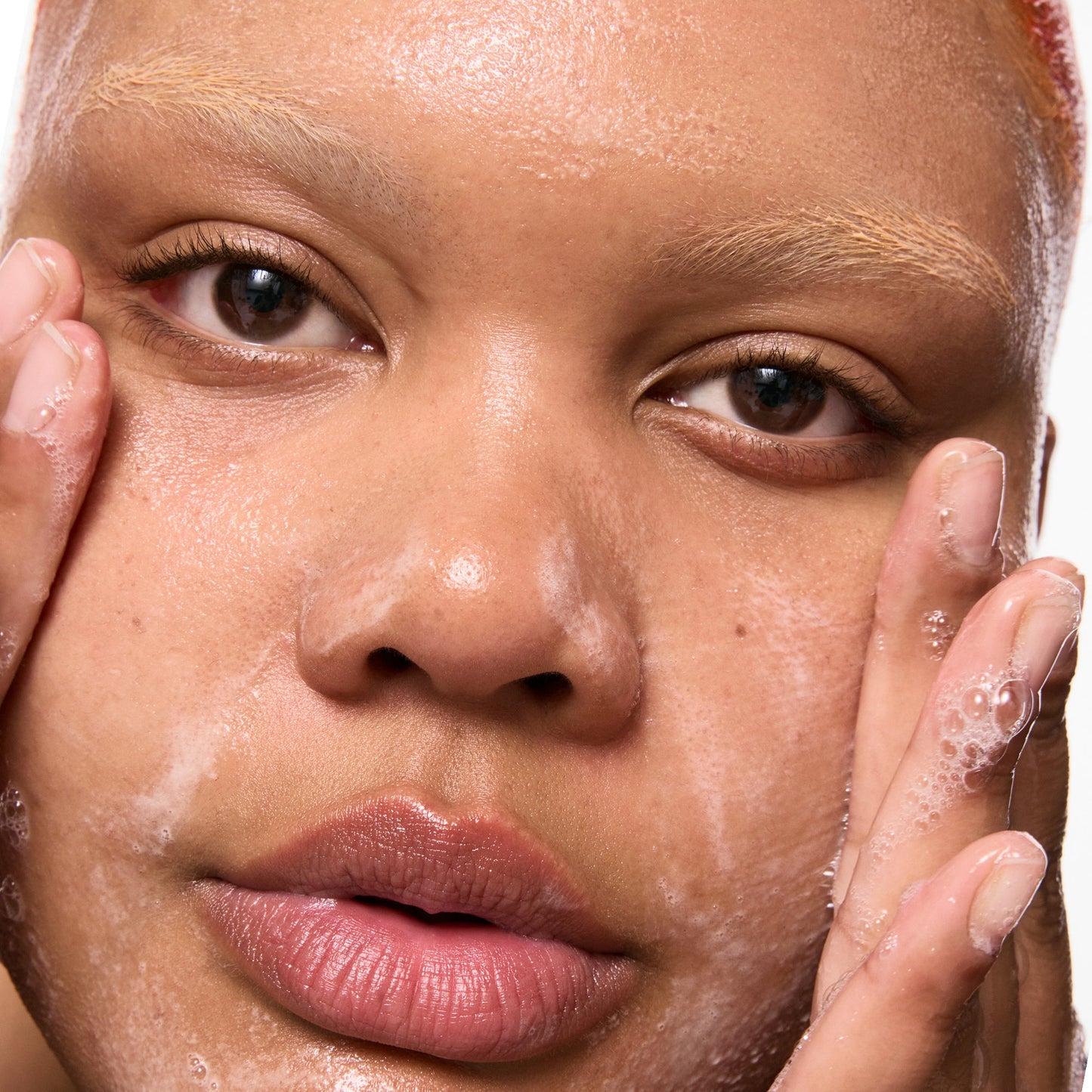 salicylic-acid-cleanser-150ml-r5 Omega50_Model_2000x2000-1_ce0a3018-d6f0-4ed9-a17d-0096b80b29f6.jpg